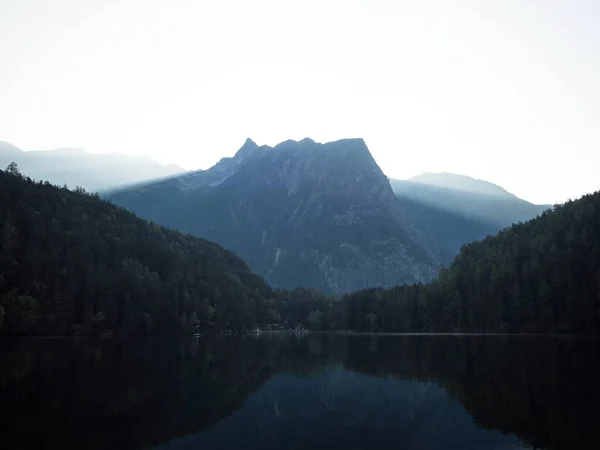 Zonsopgang panorama spiegelbeeld uitzicht op alpenbos bergmeer Piburger See Oetztal Alpen Tirol Oostenrijk Europa — Stockfoto