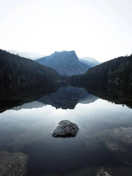 Napkelte panoráma tükör visszaverődés kilátás alpesi erdő hegyi tó Piburger Lásd Oetztal Alpok Tirol Ausztria Európa — Stock Fotó