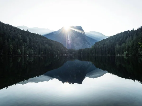 Východ slunce panorama odraz pohled na horské jezero Piburger Viz Oetztal Alpy Tyrolsko Rakousko Evropa — Stock fotografie