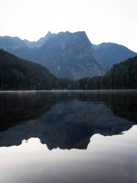 Sunrise panorama espelho reflexão vista da floresta alpina lago de montanha Piburger Ver Oetztal Alpes Tirol Áustria Europa — Fotografia de Stock