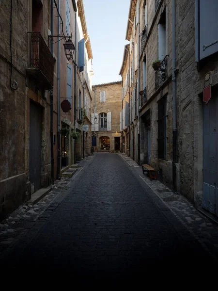 Cobblestone street urban panorama of quaint charming mediterranean village town Pezenas Beziers Herault Occitanie Francia —  Fotos de Stock