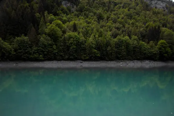 Panorama odraz tyrkysově modře zbarveného alpského jezera přehrada Mapragg Mapraggsee ve Švýcarsku — Stock fotografie