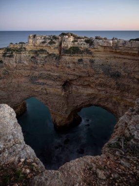 Kalp şeklinde doğal kaya kemer köprüsü optik yanılsama açısı uçurum kıyısındaki Praia da Marinha Caramujeira Lagoa, Algarve Atlantik okyanus denizi Portekiz Avrupa 'da panorama