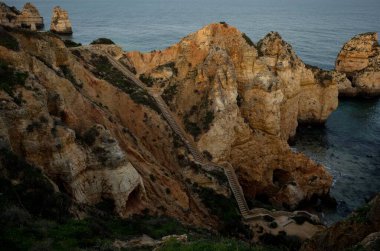 Portekiz 'in başkenti Lagos Algarve' de bulunan Ponta da Piedade plajı manzaralı ahşap yürüyüş yolu merdiveni merdiveni.