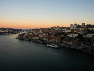Portekiz 'in Porto, Avrupa' da tarihi eski Porto Ribeira kasabasının gündoğumu manzarası.