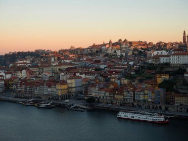 Portekiz 'in Porto, Avrupa' da tarihi eski Porto Ribeira kasabasının gündoğumu manzarası.