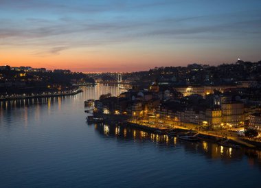 Portekiz 'in Porto, Avrupa kentindeki tarihi Porto Ribeira kasabasının günbatımı manzarası.