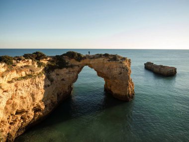 Carvoeiro Armacao de Pera Algarve Portekiz Avrupa 'sındaki doğal kireçtaşı köprü Arco de Albandeira plaj atlantik okyanus körfezi manzarası