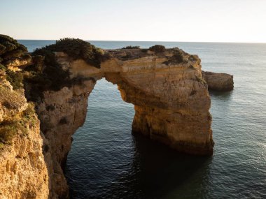 Carvoeiro Armacao de Pera Algarve Portekiz Avrupa 'sındaki doğal kireçtaşı köprü Arco de Albandeira plaj atlantik okyanus körfezi manzarası