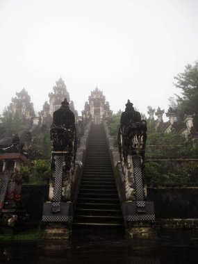 Pura Penataran Agung Lempuyang Hindu tapınağındaki Paduraksa merdivenlerinin giriş merdivenlerinin panorama görüntüsü Bali Endonezya 'nın güneydoğu Asya' daki