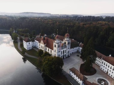 Ren nehri adası Zürih 'teki Rheinau Abbey Benediktin Manastırı' nın havadan görünüşü.