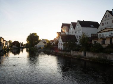 Baden-Wuerttemberg Almanya 'sında Tuna nehrinde tarihi kasaba şehri Riedlingen' in günbatımı manzarası.