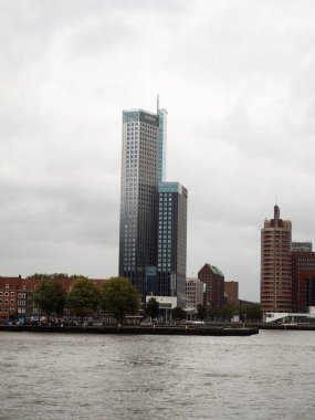 Rotterdam Hollanda 'nın Güney Hollanda bölgesindeki gökdelen inşa eden modern mimarinin panorama manzarası