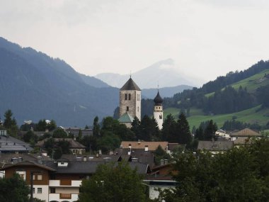 Alp dağları manzaralı kasaba Innichen San Candido Puster Vadisi Trentino Alto Adige, Güney Tyrol İtalya Avrupa Alpleri