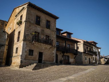 İspanya 'nın Cantabria bölgesindeki Santillana del Mar Torrelavega adlı eski tarihi ve çekici ortaçağ mimari köyünün panorama manzarası