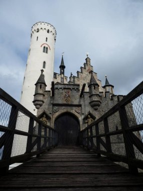 Ortaçağ Schloss Lichtenstein şatosundaki tahta köprü Echaz vadisinde Honau Reutlingen Swabian Jura Baden Wuerttemberg Almanya 'sında uçurumun kenarında.