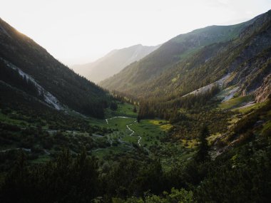 Allgaeu Allgau 'nun hava gün batımı manzarası, Schrecksee Bavyera Almanya yakınlarındaki Hochalpen Alp Dağları dağ vadisi manzarası.