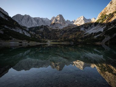 Avusturya, Ehrwald Tyrol 'da sonbaharın yansıması Seebensee Gölü Alp Dağları' nın günbatımı manzarası Avrupa 'da