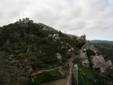 Ortaçağ tarihi fundalık kalesinin manzarası Sintra Lizbon Portekiz Avrupa 'sındaki Castelo dos Mouros kalesinin tahkimatını yerle bir etti.