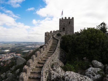 Ortaçağ tarihi fundalık kalesinin manzarası Sintra Lizbon Portekiz Avrupa 'sındaki Castelo dos Mouros kalesinin tahkimatını yerle bir etti.