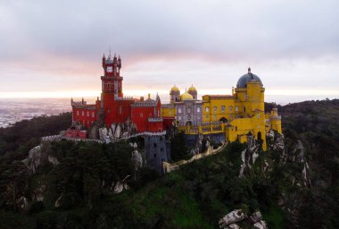 Sintra Lizbon Portekiz Avrupa 'sındaki Palacio Nacional da Pena Sarayı' nın kırmızı sarı tepe kalesi manzarası
