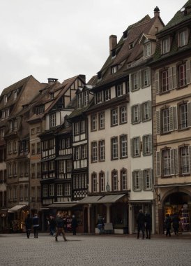 Büyüleyici eski geleneksel mimari Strasbourg Grand Est Rhin Alsace Fransa Avrupa 'sında yarı keresteli binalar