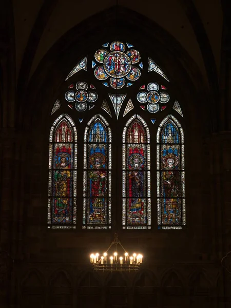 ノートルダム大聖堂教会内のカラフルなステンドグラスのモザイクの窓の装飾ストラスブールバスライングランドイーストアルザスフランスヨーロッパ — ストック写真