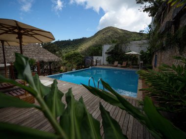 Amazon Nehir Ormanı 'nda tropikal mavi yüzme havuzu. Yağmur ormanları oteli Sauce Lagoon Tarapoto Peru Güney Amerika.