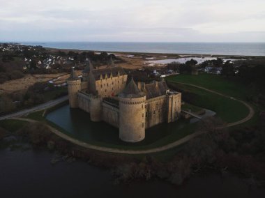 Sarzeau Morbihan, Brittany Fransa Avrupa 'da ortaçağ su kalesi Chateau de Suscinio' nun hava manzarası