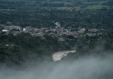 Güney Amerika, Peru 'daki Amazon yağmur ormanları geçit şehri Tarapoto' nun evlerinin hava manzarası.