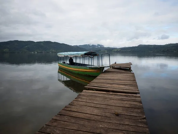 Nave Passeggeri Barca Attesa Idilliaca Foresta Amazzonica Giungla Fiume Lago — Foto Stock