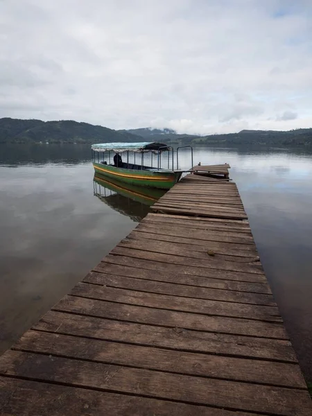Barco Navio Passageiros Esperando Idílico Amazonas Selva Floresta Rio Lago — Fotografia de Stock