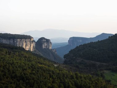 Kayalık uçurum kanyonu manzarası Tavertet Osona Barselona Katalonya İspanya Pirenesi Dağları Avrupa yakınlarındaki yeşil çayır tarlaları ile
