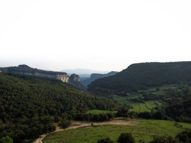Kayalık uçurum kanyonu manzarası Tavertet Osona Barselona Katalonya İspanya Pirenesi Dağları Avrupa yakınlarındaki yeşil çayır tarlaları ile
