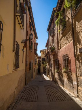 Toledo Castilla La Mancha İspanya 'sında eski kırsal Akdeniz geleneksel duvar ön cephesi dar sokak sokak yolu.