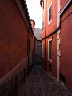 Toledo Castilla La Mancha İspanya 'sında eski kırsal Akdeniz geleneksel duvar ön cephesi dar sokak sokak yolu.
