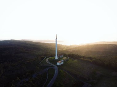 Puenteceso A Coruna Galicia İspanya 'da bulunan Torre de Brantuas' ın izole edilmiş beyaz kulesinin hava manzarası