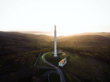Puenteceso A Coruna Galicia İspanya 'da bulunan Torre de Brantuas' ın izole edilmiş beyaz kulesinin hava manzarası
