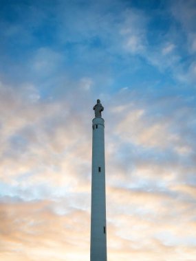 Puenteceso A Coruna, Galiçya İspanya 'da bulunan Torre de Brantuas kulesinin izole edilmiş beyaz manzarası