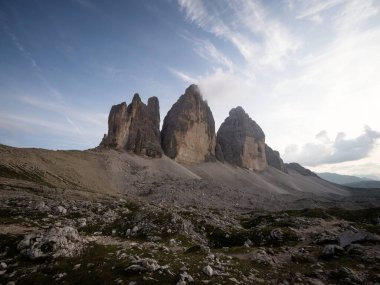 Sexten Dolomites Belluno Güney Tyrol İtalya 'sında Tre Cime di Lavaredo dağ zirvesinin Alp panoraması Avrupa' yı kapsıyor