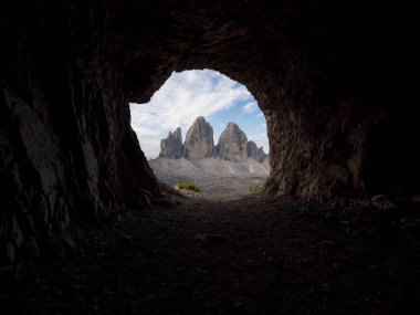 Sexten Dolomites Belluno Güney Tyrol İtalya 'sında Tre Cime di Lavaredo zirvesi dağ manzarası Avrupa' yı kaplıyor