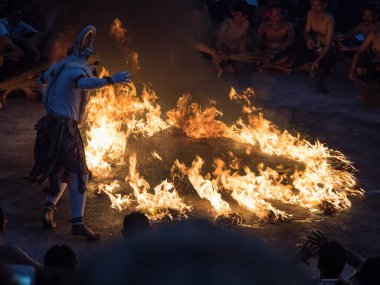 Okyanus kayalığı manzaralı Kecak ateş dansı gösterisi geleneksel ruhani kültür Ramayana törenini Endonezya 'nın güneydoğu Asya kentindeki Uluwatu Tapınağı Bali' de gösteriyor.