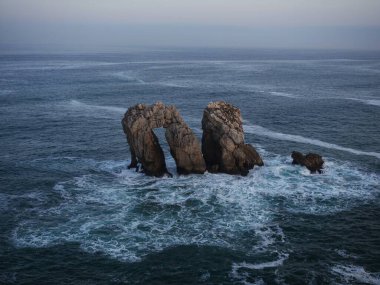 Urro del Manzano kaya oluşumunun panorama manzarası Liencres Arnia Costa Quebrada Biscay Atlantik Okyanusu Santander Cantabria, İspanya Avrupa