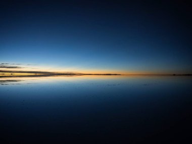 And Dağları gündoğumu panorama yansıması Potosi Bolivya, Güney Amerika 'daki Salar de Uyuni tuz düz gölü üzerinde