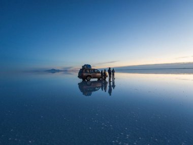 And Dağları gündoğumu panorama yansıması Potosi Bolivya, Güney Amerika 'daki Salar de Uyuni tuz düz gölü üzerinde