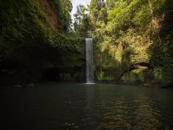 Verborgener Geheimer Tropischer Regenwald Wasserfall Tibumana Saftig Grüner Naturlandschaft Bei — Stockfoto