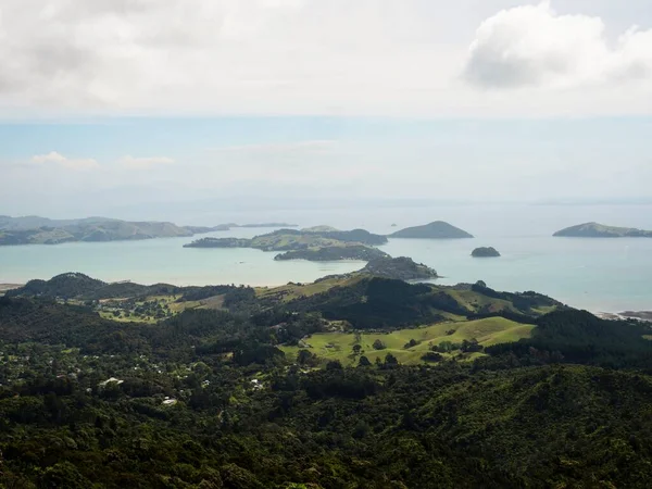 ケネディ湾の緑の島々の空中パノラマビュートカタ ルーカスルックアウト ヒル山コロマンデル半島ワイカトニュージーランド — ストック写真