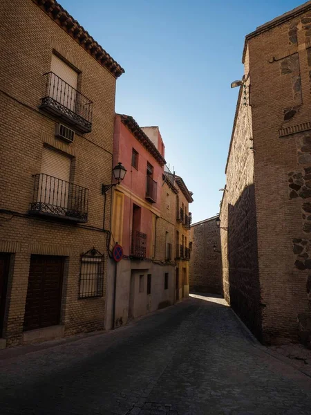 トレドの古い素朴な地中海伝統的な家のファサードの壁の狭い路地レーンの道路の通りカスティーリャ マンチャ州スペインヨーロッパ — ストック写真