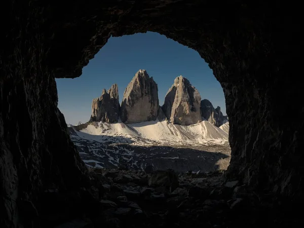 Cave Fönster Utsikt Över Tre Cime Lavaredo Topp Topp Alpina — Stockfoto