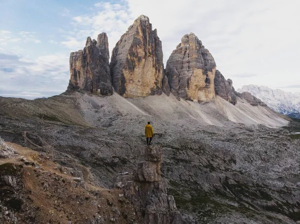 Giovane Turista Escursionista Sesso Maschile Fronte Panorama Alpino Delle Tre — Foto Stock
